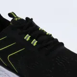 Championes negros con detalles en verde flúor y suela blanca.