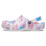 Zuecos Crocs Classic Dream con estampado tie-dye en tonos rosa, celeste y blanco.