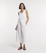 Blusa blanca sin mangas de liocel, con escote en V delantero y trasero, y breteles anchos.