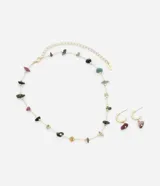 Conjunto de bisutería dorada que incluye un collar corto con cadena fina y gravas de colores, y un par de caravanas tipo aro con colgante de gravas.