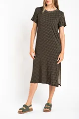 Vestido midi marrón con lunares blancos, corte recto y mangas cortas.