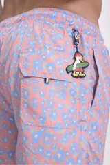 Short de baño celeste con estampado de flores rosas y cordón ajustable en la cintura.