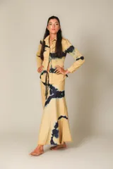 Camisa color beige con estampado batik en azul marino, de corte recto y manga larga.