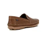 Zapato tipo mocasín o náutico de cuero marrón, con perforaciones en la capellada y costura artesanal visible en color claro alrededor del borde y la puntera. Suela de goma color beige.