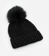 Gorro de punto negro con brillos y pompón en la parte superior.