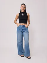 Pantalón de jean azul de pierna ancha.
