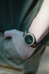 Reloj Vernoir con caja de madera de Zebrano y malla de Chacate Preto con incrustaciones de madera de Zebrano. Esfera negra con marcadores minimalistas en blanco y manecillas negras.