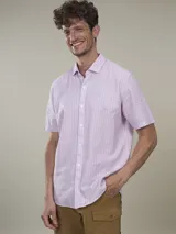 Camisa de manga corta a rayas verticales color lila y blanco, con cuello clásico y cierre frontal con botones.