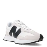 Championes New Balance 327 de hombre, color blanco con detalles en negro. Capellada en gamuza y nylon, suela exterior con patrón tipo trail y logo “N” sobredimensionado.