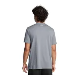 Remera blanca de hombre, marca Under Armour, modelo Sportstyle Logo. Tiene mangas cortas y cuello redondo. El logo de la marca está estampado en el pecho en color negro.