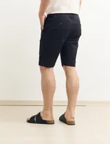 Bermuda de gabardina color verde con bolsillos laterales y traseros.