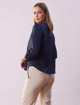 Blusa azul marino de gasa con escote en V y mangas largas con puño.