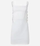Vestido corto blanco de sarga con breteles medianos, escote cuadrado, cierre en la espalda y detalle de lazo lateral.