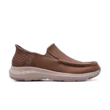 Zapato casual Skechers Slip-Ins Relaxed Fit: Parson - Oswin color marrón. Diseñado con Heel Pillow, capellada de cuero, plantilla Skechers Air-Cooled Memory Foam y amortiguación Goga Mat Arch.