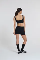 Minifalda negra de compresión media, confeccionada en tejido Activelu.