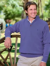 Sweater rojo de lana con cuello alto y botones.