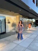 Vestido largo estampado con escote en V, mangas anchas y lazo en la cintura.