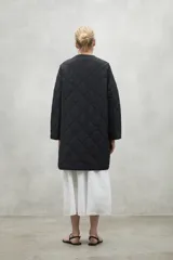 Campera acolchada color beige con patrón de rombos, cuello redondo y cierre con botones a presión.