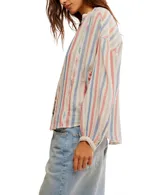 Camisa de manga larga con cuello mao y cierre frontal con botones. Diseño a rayas verticales en tonos celeste, rosa y blanco.