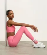 Top deportivo blanco de poliamida, sin copa, sin estampa y con escote redondo.