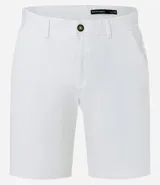 Bermuda masculina de corte slim, confeccionada en sarga lisa color blanco. Cuenta con bolsillos laterales, cierre con botón y cremallera, y trabillas para cinturón.