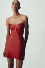 Vestido mini rojo de cuero sintético, con escote corazón y hombros descubiertos.