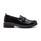 Zapato tipo mocasín de charol negro con detalle de hebilla metálica plateada.