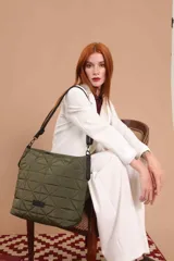 Cartera capitoneada color negro, con diseño geométrico y asa resistente. Amplia y cómoda, ideal para el uso diario.