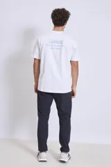 Remera blanca de algodón con cuello redondo y logo pequeño estampado en el pecho.