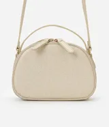 Cartera bandolera pequeña color dorado, con textura y doble cierre de cremallera. Incluye asa larga y correa de mano.