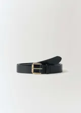 Cinturón de cuero negro con hebilla metálica dorada de forma cuadrada.