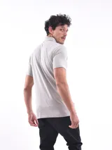 Remera de corte clásico color blanco con cuello tipo polo y bolsillo en el pecho.