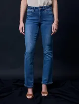 Jean elastizado de tiro medio, marca Royalty, color celeste. Modelo straight con pretina con pasadores, botón y cierre. Delantera y trasera con bolsillos.
