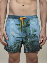 Short de baño celeste con estampado de vegetación y aves, con cintura elástica y cordón de ajuste naranja.