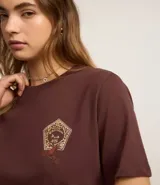 Remera marrón de algodón con cuello redondo y manga corta. Estampa frontal y trasera de Harry Potter.