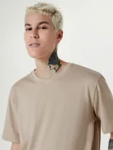 Remera básica de manga corta color gris claro, con cuello redondo.