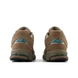 Championes New Balance U2002 color chocolate con detalles en verde azulado y plateado.