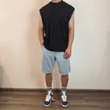 Musculosa negra de micro panal, con cuello redondo y sisas amplias.