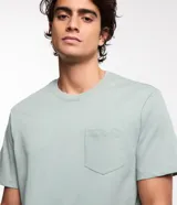 Remera básica de algodón color verde claro, corte comfort, con cuello redondo, mangas cortas y bolsillo en el pecho.