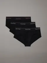 Pack de tres slips negros de algodón con cintura elástica con logo de Calvin Klein en blanco y rojo.