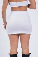 Minifalda negra ajustada al cuerpo.