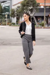 Pantalón con diseño elegante y cómodo, con botones dorados en los bolsillos.