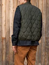 Chaleco acolchado verde militar sin mangas, con cuello tipo baseball y cierre de cremallera.