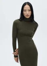 Vestido largo de tejido de punto color verde musgo, con cuello alto y mangas largas.