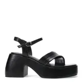 Sandalias negras con plataforma y taco ancho, tiras cruzadas sobre el empeine y pulsera con hebilla al tobillo. Marca Miss Carol, modelo XYLO.