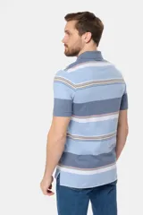 Remera polo de hombre a rayas horizontales en tonos beige, azul marino, naranja y celeste. Tiene botones personalizados y logo bordado en el pecho.