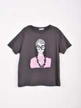 Remera de manga corta color rosa pálido con cuello redondo y un gran estampado frontal de los números "94" y una estrella en gris oscuro con efecto desgastado.