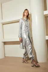 Camisa color cobre con cuello clásico, lazo al cuello, mangas largas y corte holgado.