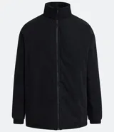 Campera negra para hombre, modelo alargado, confeccionada en poliamida, con cuello alto, puños ajustados, bolsillos y cierre frontal por cremallera.