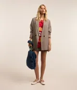 Blazer largo de poliéster con viscosa y elastano, con estampado de cuadros, cuello solapa, manga larga y cierre frontal con un botón.